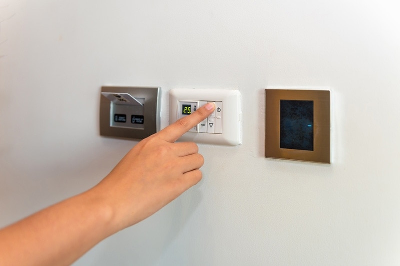 Hand adjusting thermostat